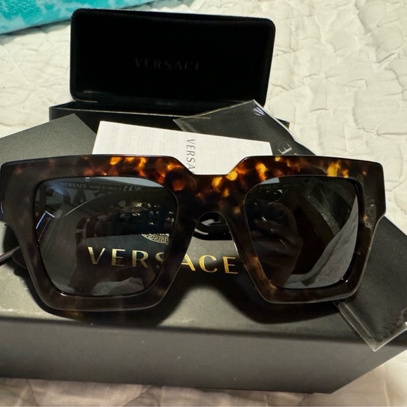 Authentic VERSACE VERBIAGE LASER Cut Arms
$333 $395 - Picture 2 of 5